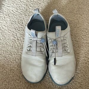cloves healthcare shoes